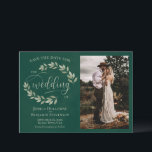 Save The Date Emerald & Sage Green Feuilles & Photo Rustic Maria<br><div class="desc">Cette belle carte Save the Date présente un design rustique couleur vert émeraude avec des lettres de script modernes et des sprigs de feuilles, de vignes ou de feuillage peints à la main. Il y a de l'espace pour votre photo, le nom du couple et l'emplacement du mariage. Élégante, élégante...</div>