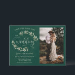 Save The Date Emerald & Sage Green Feuilles & Photo Rustic Maria<br><div class="desc">Cette belle carte Save the Date présente un design rustique couleur vert émeraude avec des lettres de script modernes et des sprigs de feuilles, de vignes ou de feuillage peints à la main. Il y a de l'espace pour votre photo, le nom du couple et l'emplacement du mariage. Élégante, élégante...</div>