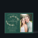 Save The Date Emerald & Sage Green Feuilles & Photo Rustic Maria<br><div class="desc">Cette belle carte Save the Date présente un design rustique couleur vert émeraude avec des lettres de script modernes et des sprigs de feuilles, de vignes ou de feuillage peints à la main. Il y a de l'espace pour votre photo, le nom du couple et l'emplacement du mariage. Élégante, élégante...</div>