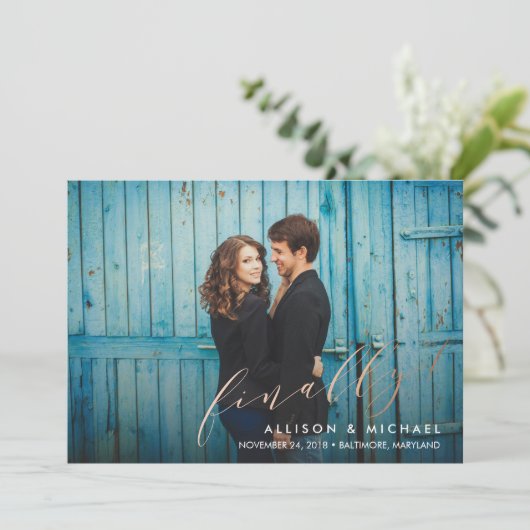 Save The Date Enfin Faux Foil Calligraphy Script Enregistrer la  (Debout devant)