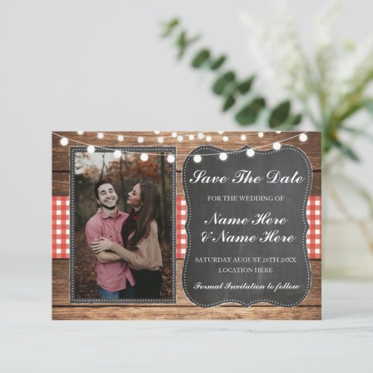 Save The Date Enregistrer la date craie bois rustique rouge à ca (Debout devant)