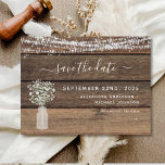 Save The Date Enregistrer la date Rustic Farmhouse String Lights<br><div class="desc">Rustic Farmhouse String Lights and Baby's Breath in a Jar Save the Date Wedding Invitations on Wood arrière - plan - comprend une belle et élégante typographie de script avec la ferme Country Farm Sparkle moderne pour la célébration spéciale de mariage.</div>