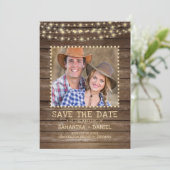 Save The Date Enregistrer la date Rustic Wood String Lights phot (Debout devant)