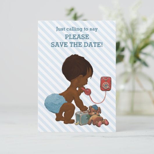 Save The Date Ethnic Boy On Phone Diagonal Stripe Enregistrer La (Debout devant)