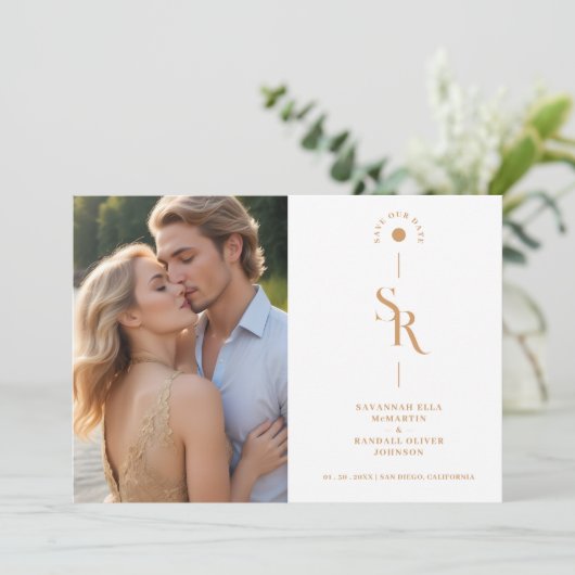 Save The Date Exquisite Chic Minimalist Golden Wedding Initials (Debout devant)