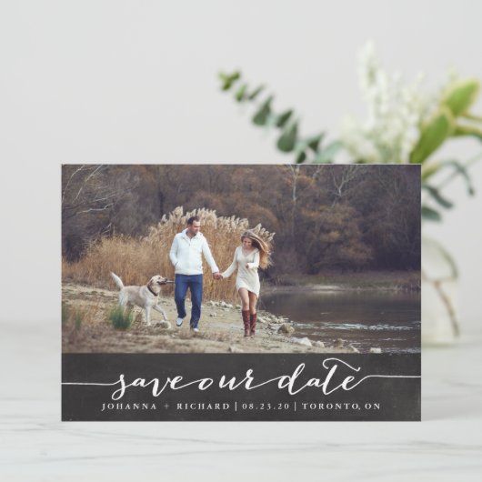 Save The Date Faux Chalkboard script manuscrit Enregistrer la da (Debout devant)
