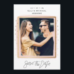 Save The Date Faux Confetti Rose Blanc Photo Enregistrer La Cart<br><div class="desc">Ce faux confetti d'or et de pinceau rose ont alimenté le mariage à l'exception de la carte de date comporte quelques faux confettis d'or de chaque côté de la carte. Le design comprend également une bordure en faux or autour de la photo de couple avec une bordure en forme de...</div>