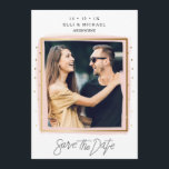 Save The Date Faux Confetti Rose Blanc Photo Enregistrer La Cart<br><div class="desc">Ce faux confetti d'or et de pinceau rose ont alimenté le mariage à l'exception de la carte de date comporte quelques faux confettis d'or de chaque côté de la carte. Le design comprend également une bordure en faux or autour de la photo de couple avec une bordure en forme de...</div>