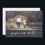 Save The Date Faux Tableau Noir Écriture Manuscrite Enregistrer<br><div class="desc">Annonce de sauvegarde de date personnalisable avec écriture manuscrite sur fond de faux tableau noir. D'autres couleurs et articles similaires sont disponibles.</div>