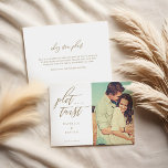Save The Date Fente Twist Moderne Minimale Calligraphie & Photo<br><div class="desc">Parfois, les choses changent. Mettez à jour vos invités mariages avec votre nouvelle date de mariage avec notre carte de date moderne enregistrer. L'aménagement est simple et moderne, avec un espace réservé photo pour couple. "Plot Twist" affiché dans la calligraphie moderne. Personnalisez avec le nom du couple, la date et...</div>