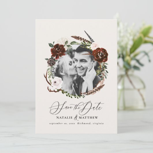 Save The Date Feuillage rustique, cerf burgundy grange enregistr (Debout devant)