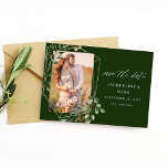 Save The Date Feuilles & Eucalyptus Gold V Photo Enregistrer la<br><div class="desc">Faites-vous plaisir et préparez-vous à célébrer votre mariage ou votre fête avec vos Feuilles & Eucalyptus Gold V Photo Enregistrer la carte Date. sur Vert. Votre Photo, enveloppée d'Eucalyptus, de Verdure et d'Or est la caractéristique de cette Photo Moderne & Chic Save the Date. Cette date est luxueuse, faite à...</div>