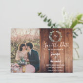 Save The Date Feuilles rustique aquarelle grange bois monogramme (Debout devant)