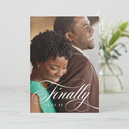 Save The Date Finalement Élégant Script Photo Overlay (Debout devant)