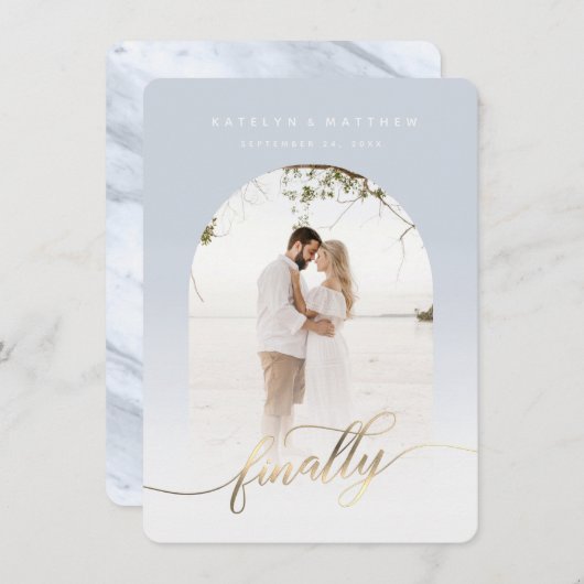 Save The Date Finalement Gold Script Dusty Blue Arched Photo enc (Devant / Derrière)