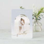 Save The Date Finalement Gold Script Dusty Blue Arched Photo enc (Debout devant)