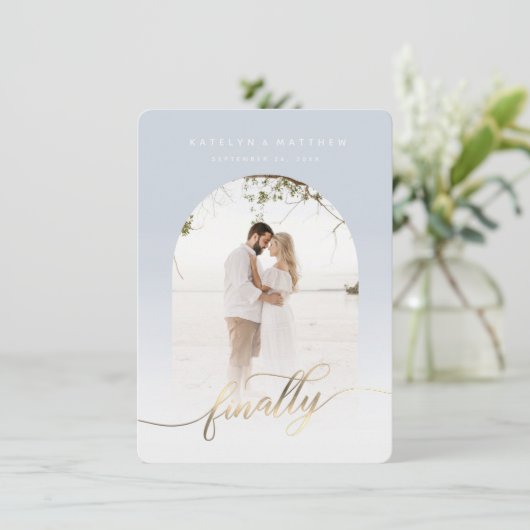 Save The Date Finalement Gold Script Dusty Blue Arched Photo enc (Debout devant)