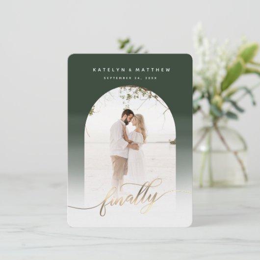 Save The Date Finalement Gold Script Hunter Arche verte encadrée (Debout devant)