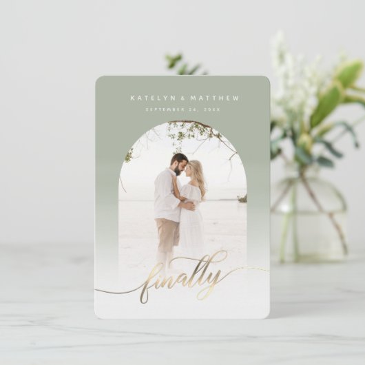 Save The Date Finalement Gold Script & Sage Archway Photo encadr (Debout devant)