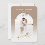 Save The Date Finalement Gold Script Taupe Arched Photo encadrée (Devant)