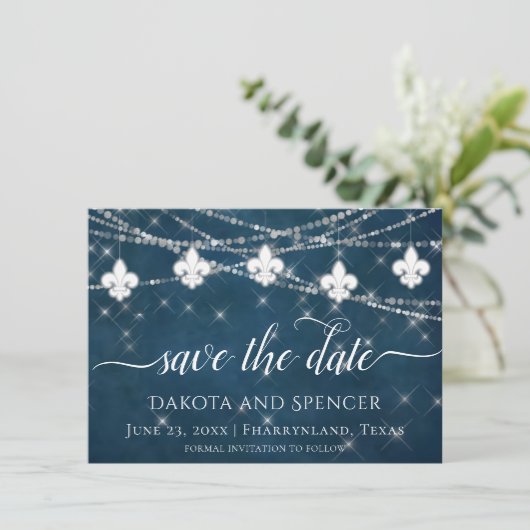 Save The Date Fleur de Lis Lumières Bleues Marine | Mariage rust (Debout devant)