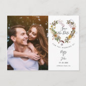 Save the Date Floral Heart Garland Foto Aankondigingskaart (Voorkant)