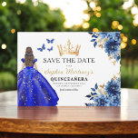 Save The Date Floral Royal Blue Princess Anniversaire Quinceaner<br><div class="desc">Célébrez en style avec l'invitation Floral Pink and Gold Princess Anniversaire Quinceañera. Cet élégant design présente des fleurs roses douces associées à des accents dorés luxueux, parfaits pour une fête royale et mémorable du 15e anniversaire. L'invitation incarne grâce et sophistication, digne d'une princesse. Les délicats détails floraux et l'or chatoyant...</div>