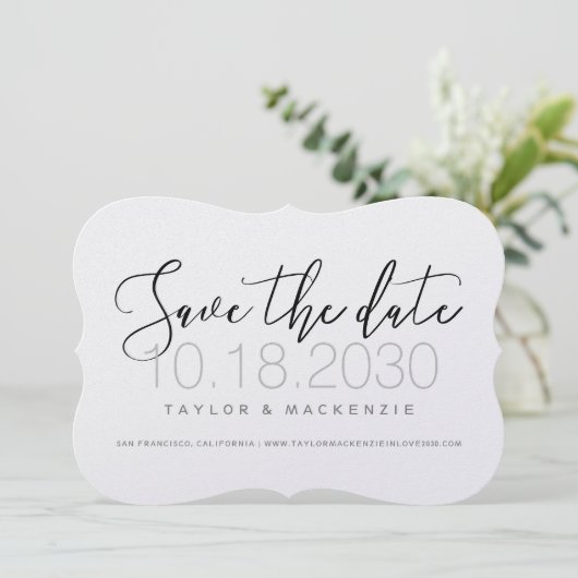 Save The Date Forme de support en script minimal moderne découpé (Debout devant)