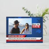 Save The Date Fun Unique Breaking News TV Bleu Rouge Blanc Photo (Debout devant)
