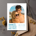 Save The Date Funny Arch Photo Plage Mariage Enregistrer La Date<br><div class="desc">Plage sauvez les dates pour le couple amoureux qui ne peut pas attendre de fêter avec sa famille et ses amis. Design de typographie d'arc qui dit : Booze, nourriture et mauvais mouvements de danse. Customisez avec votre photo, vos noms et votre date de mariage. Ce mariage amusant sur la...</div>