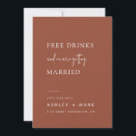 Save The Date Funny Boho Terracotta Script Mariage de boissons g<br><div class="desc">Bohemian Funny Burnt Orange Script Boissons gratuites Mariage Enregistrer la date Invitations</div>