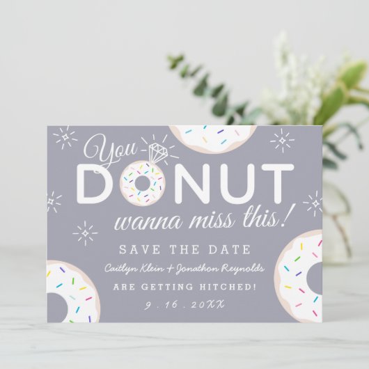 Save The Date Funny Donut Mariage à thème Enregistrer les dates (Debout devant)