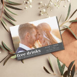 Save The Date Funny Photo Wedding Enregistrer la date<br><div class="desc">Enregistrez les cartes de dates dans une photo moderne avec un texte amusant qui dit "Boissons gratuites et un mariage sur le côté". Parfait pour le couple amusant qui ne peut pas attendre de célébrer chez son mariage.</div>