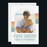 Save The Date Funny Retro Sunset Beach Mariage<br><div class="desc">Funny retro inspiré style de police des années 70, sauver les dates pour le couple qui ne peut pas attendre de fêter avec leur famille et leurs amis. Design typographique qui dit : Boissons gratuites et un mariage est sûr d'apporter un sourire au visage de votre famille et de vos...</div>
