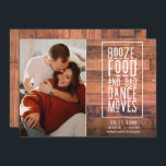 Save The Date Funny Rustic Mariage photo<br><div class="desc">Élégant sauvez les dates pour le couple amoureux qui ne peut pas attendre d'annoncer sa date mariage à sa famille et ses amis. Conception rustique de grains de bois avec votre photo qui dit : Booze, nourriture et mauvais mouvements de danse. Ce design amusant est sûr d'apporter un sourire à...</div>