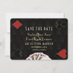 Save The Date Glam Casino Las Vegas Poker Mariage<br><div class="desc">Unique Casino Royale et Grande carte à thème design. Il affiche un style art déco vintage, Hollywood des années 1920, jouant à des costumes de cartes, jouant à des cartes. Sur le dos faux motif Art déco or, initiales et combinaisons de cartes à jouer. Utilisez l'outil Personnaliser pour ajouter vos...</div>