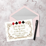 Save The Date Glam Gold White Casino Las Vegas Poker Mariage<br><div class="desc">Elégant Casino Royale et Great Gatsby conception de cartes thématiques. Il affiche un style art déco vintage, un cadre en faux or hollywoodien des années 20, jouant aux cartes avec des bords dorés, sur un arrière - plan motif Art déco blanc doré. Sur le dos le même motif et les...</div>