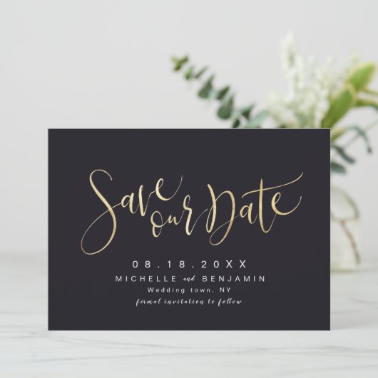 Save The Date Gold et Black Modern Script simple Enregistrer la (Debout devant)