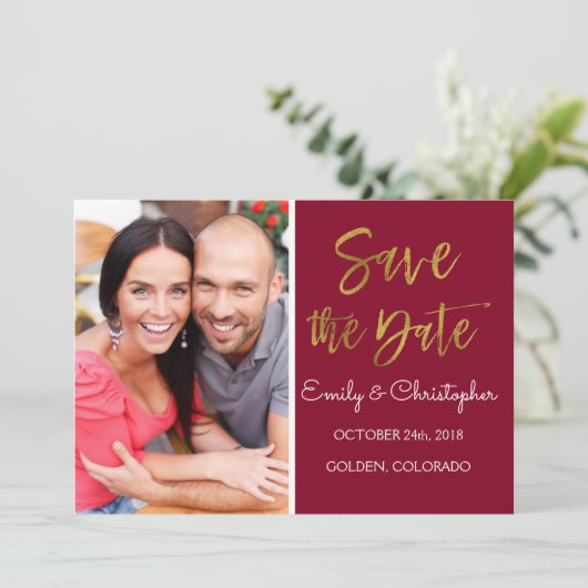 Save The Date Gold Foil & Bourgogne Marsala Enregistrer la date  (Debout devant)