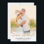 Save The Date Gold Script Photo Enregistrer la date à Faux Foil<br><div class="desc">Cet élégant enregistrement de la date présente un script chatoyant en faux feuille d'or avec un dossier rayé et beaucoup de place pour des informations mariages supplémentaires, comme votre site Web mariage ou des détails de l'hébergement. Téléchargez votre propre photo et customisez les informations pour inclure les détails de votre...</div>