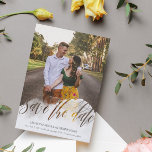 Save The Date Gossamer Overlay Double face Photo Enregistrer la<br><div class="desc">Magnifique et unique enregistrer la carte de date avec une superposition gossamer avec enregistrer la date découpée afin que votre photo passe à travers dans un script assez tourbillonnant. Ajoutez une autre photo à l'arrière avec les détails de votre mariage.</div>