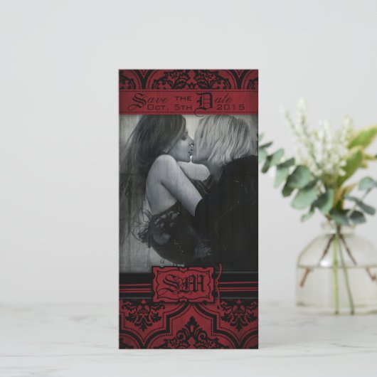 Save The Date Goth Red et Black Damask Goth Enregistrer la date (Debout devant)