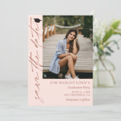 Save The Date Graduation en calligraphie rose et laiton (Debout devant)