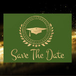 Save The Date Graduation Enregistrer La Date Gold Grad Casquette<br><div class="desc">C'est moderne simple et élégant classique or et couleur verte école couleur Enregistrer la carte d'annonce de la date. Texte de style moderne. Ajoutez votre propre message au verso des cartes donnant des détails à votre famille et vos amis pour enregistrer la date pour une cérémonie de remise de diplômes,...</div>