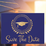 Save The Date Graduation Enregistrer La Date Gold Grad Casquette<br><div class="desc">J'aime concevoir des oeuvres d'art pour les diplômes. C'est moderne simple et élégant classique or et bleu couleur Save the Date annonce card. Texte de style moderne. Ajoutez votre propre message au verso des cartes donnant des détails à votre famille et vos amis pour enregistrer la date pour une cérémonie...</div>
