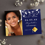 Save The Date Graduation party bleu blanc étoiles photo 2023<br><div class="desc">Une photo Enregistrer la carte de date pour une fête de remise de diplômes 2023. Sur le devant : Ajoutez votre propre photo verticale du diplômé. Un classique bleu marine arrière - plan, décoré d'étoiles blanches. Personnalisez et ajoutez un nom et une date. Lettres blanches. Le nom et le texte...</div>