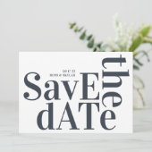Save The Date Grand Monogramme Moderne Simple (Debout devant)