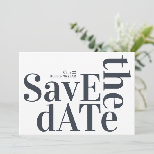Save The Date Grand Monogramme Moderne Simple (Debout devant)