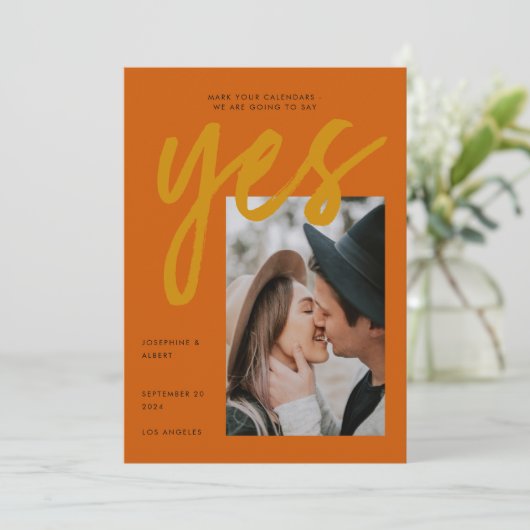Save The Date Gras Burnt Orange Ochre Big Script Mariage photo (Debout devant)