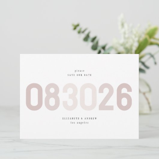 Save The Date Gras moderne Big Date en Musk Taupe Photo (Debout devant)